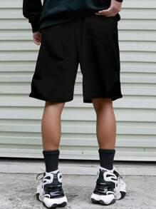 Manfinity EMRG Pantalones cortos casuales de verano para hombres con cintura elástica y cordón, pantalones cortos de estilo callejero con estampado a cuadros, pantalones cortos azul bebé, pantalones cortos holgados de baloncesto azules, pantalones cortos a cuadros casuales para hombres, pantalones cortos de verano a cuadros para hombres - Negro - Ver 2