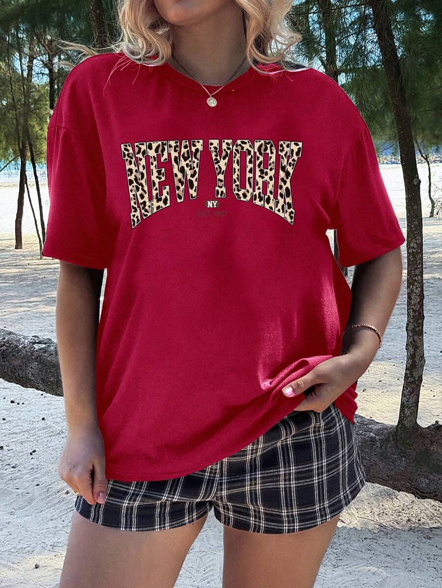SHEIN EZwear 豹纹印花与字母图案加大码圆领短袖 T 恤，大码女式休闲套头 T 恤，夏季 - 紅色 - 查看 1