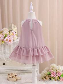 SHEIN 女宝宝纯色优雅挂脖A字裙。无图案，设计更简洁优雅。A字廓形优雅大方。这款连衣裙适合各种场合，让宝宝在任何场景中都能保持优雅可爱。