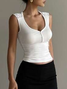 DAZY Maglietta da donna con scollo a V, colore unito, con bottone, mezzo bottoncino e dettagli in pizzo
