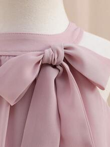 SHEIN 女宝宝纯色优雅挂脖A字裙。无图案，设计更简洁优雅。A字廓形优雅大方。这款连衣裙适合各种场合，让宝宝在任何场景中都能保持优雅可爱。