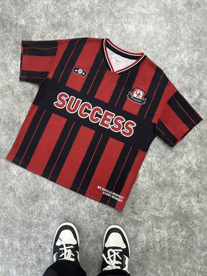 SHEIN 青少年男孩运动拼色红黑图案印花短袖 T 恤，休闲校园风格，柔软舒适，适合日常、学校、户外活动、篮球、足球等运动