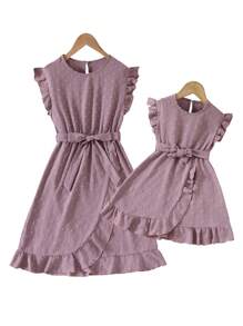 Outfit coordinato mamma-figlia: Abito estivo in jacquard tessuto a trama con maniche corte, per bambina e ragazze, abito casual con vita arricciata e colore tinta unita dolce e adorabile, design alla moda per bambine