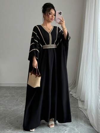 Rafferiza V 领金色蕾丝边腰超长罩衫连衣裙