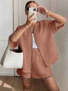 SHEIN Frenchy 2 件女式套装：V 领单排扣落肩衬衫和短裤