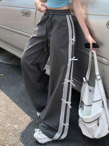 DAZY Pantaloni casual da donna con vita elastica, decorati con patchwork in pizzo e fiocco