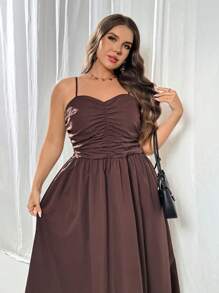 Firerie 大码女式优雅休闲通勤别致简约浪漫度假沙滩裙，带褶皱腰和细肩带，适合春夏季 - 咖啡棕 - 查看 1