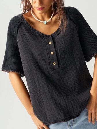 Bohemela Lässige Bluse aus gewebtem Stoff für Damen mit V-Ausschnitt und kurzen Ärmeln, normale Passform, atmungsaktivem Stoff und ausgefranstem Saum, Knopfdetail vorne, Schwarz