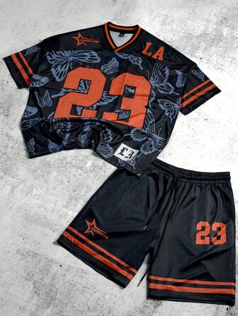 Manfinity Sporsity 男士青春街头风格运动休闲装，采用 INS 风格超大短袖和短裤套装，正面和背面均印有数字“23”的大号数码印花，灵感源自洛杉矶。这款服装采用篮球平纹网眼面料制成，展现经典的黑橙撞色设计，并点缀蝴蝶印花元素和哥特式字体。它完美契合街头摇滚氛围，适合音乐节和日常穿着，是送给男朋友或丈夫的理想礼物，体现了街头潮流和 Y2K 美学。男士短裤套装、男士两件套服装、平纹衬衫