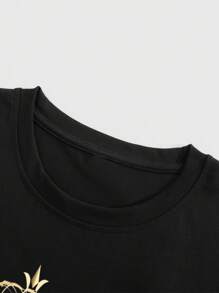 Manfinity LEGND 大码男士黑色休闲短袖 T 恤，带有显眼的金色“KING”和皇冠印花设计，金色在现代精致的美学中增添了权威和高贵的感觉，散发出皇家优雅的气息，是送给男朋友、丈夫、长辈和情侣的理想礼物 - 黑色 - 查看 4