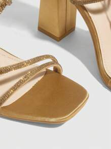 SHEIN X Belle Mariano CUCCOO SZL 夏季时尚水钻装饰高跟凉鞋，圣诞节必备 - 棕色 - 查看 8