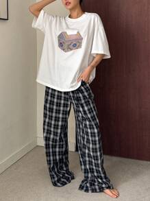 DAZY Conjunto de pijama para mujer con Top de camiseta con estampado gráfico y pantalón holgado y recto a cuadros