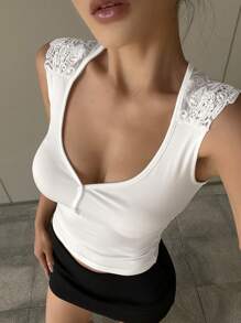 DAZY Maglietta da donna con scollo a V, colore unito, con bottone, mezzo bottoncino e dettagli in pizzo