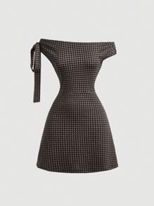 SHEIN MOD Vestido de hombros descubiertos con lazo a cuadros blanco y negro - Perfecto para el campus, el transporte y las vacaciones elegantes, el verano europeo, lunares - Marrón - Ver 1