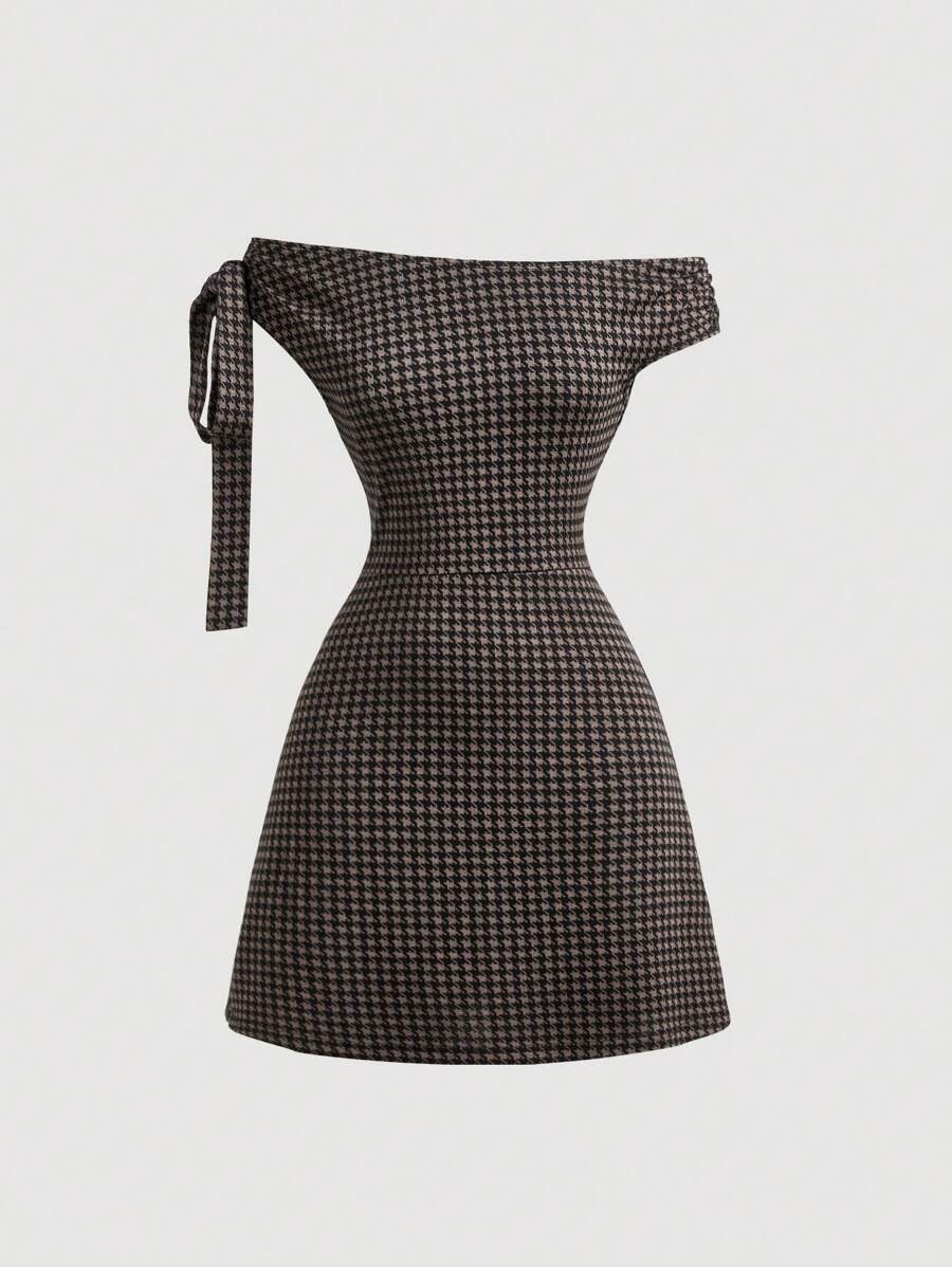 SHEIN MOD Vestido de hombros descubiertos con lazo a cuadros blanco y negro - Perfecto para el campus, el transporte y las vacaciones elegantes, el verano europeo, lunares - Marrón - Ver 1
