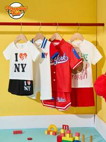 SHEIN Set de 2 piezas de ropa casual diaria para niño pequeño con estampado de lema y oso de California, adecuado para actividades al aire libre, vacaciones y uso diario, tallas de 4 a 7 años