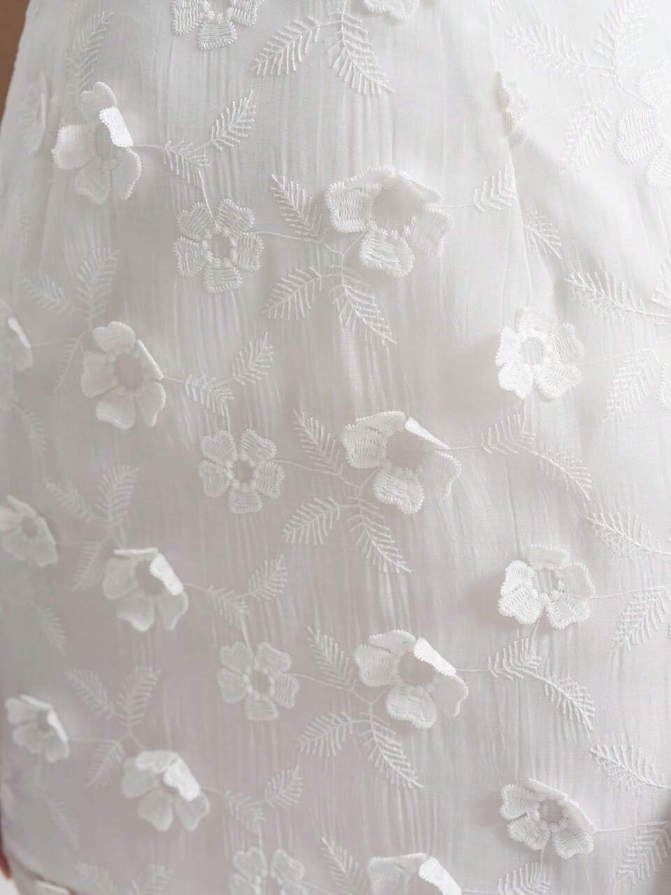 Women's Elegant White Woven Mini Skirt With 3D Floral Embroidery And Zipper Detail