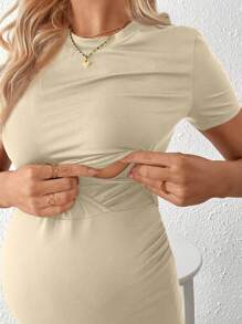 SHEIN 孕妇和哺乳期纯色圆领短袖连衣裙，适合夏季