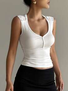 DAZY Maglietta da donna con scollo a V, colore unito, con bottone, mezzo bottoncino e dettagli in pizzo