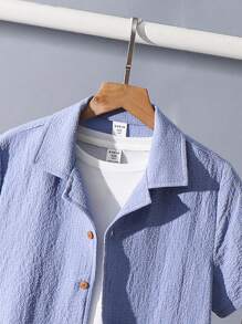 2 paquets de chemise à col bleu et short kaki en tissu texturé rétro, look sportif décontracté pour garçon préadolescent. Ensemble convenant aux tenues d'enfants, vêtements pour garçons en bas âge, retour à l'école. Adapté pour les fêtes d'anniversaire, les soirées, les représentations, les mariages, les baptêmes, les cérémonies d'ouverture. Convient à l'usage quotidien, à l'école, aux voyages, aux sports, au printemps et à l'été. - Bleu azur - Voir 5