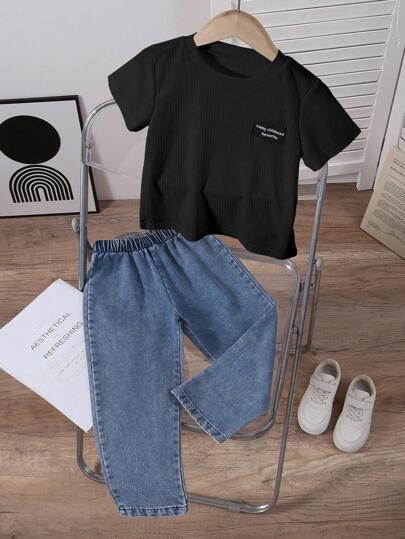 SHEIN 2 件套年轻男孩服装 - 时尚舒适针织短袖圆领 T 恤搭配水洗牛仔长裤，休闲时尚套装适合外出、度假、旅行、放松、日光浴、夏季