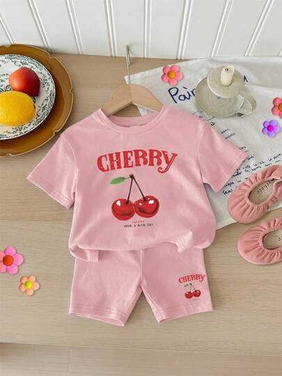 SHEIN Bộ 2 món/Bộ áo ngắn tay và quần short in họa tiết quả anh đào đơn giản dành cho bé gái, thích hợp cho mùa hè