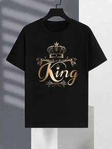 Manfinity LEGND 大码男士黑色休闲短袖 T 恤，带有显眼的金色“KING”和皇冠印花设计，金色在现代精致的美学中增添了权威和高贵的感觉，散发出皇家优雅的气息，是送给男朋友、丈夫、长辈和情侣的理想礼物 - 黑色 - 查看 2