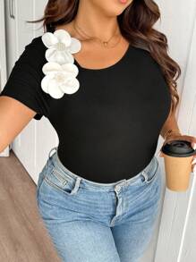 SHEIN Frenchy Body casual con decorazione a fiori 3D e maniche corte, per taglie forti donna - nero - Visualizzare 7