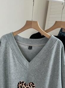 SHEIN LUNE 2pcs/Set Plus Size Leopard Heart Pattern V-Neck Loose Warm Sweatshirt, Suitable For Autumn And Winter - Multicolor - View 3