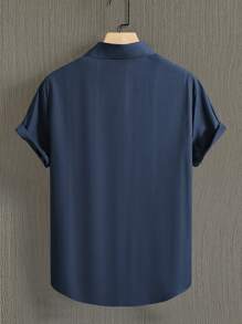 Manfinity Homme 男士休闲简约纯色前扣短袖衬衫，夏季 - 藏蓝色 - 查看 2