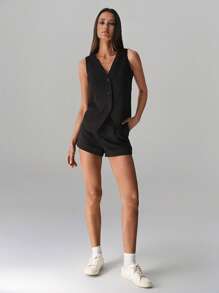 Flirla 休闲简约无袖夹克，下摆开叉和正面纽扣细节，中腰卷边短裤套装 - 黑色 - 查看 5