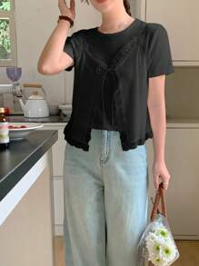 DAZY 女士蕾丝拼接圆领短袖 T 恤，二合一造型 - 黑色 - 查看 4