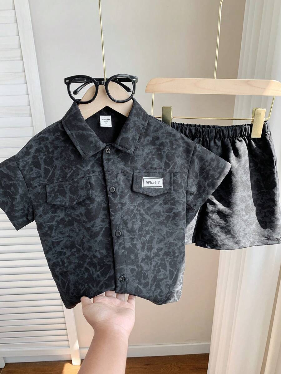SHEIN 2 件套年轻男孩休闲时尚舒适简约百搭宽松柔软短袖衬衫和短裤套装,适合春夏季、日常、运动、郊游、学校、聚会、节日、摄影、韩式年轻男孩西装套装年轻男孩套装年轻男孩 2 件套 - 黑色 - 查看 1