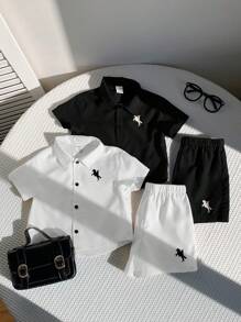 SHEIN 4 件套男婴和女婴夏季黑白对比动物印花柔软针织 Polo 衫和松紧腰短裤套装，适合度假、居家、上学 - 黑與白 - 查看 1