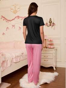 SweetSlumber Conjunto de pijama con top de manga corta de cuello redondo con acento de lazo y pantalones a rayas para mujer