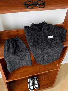 SHEIN 2 件套年轻男孩休闲时尚舒适简约百搭宽松柔软短袖衬衫和短裤套装，适合春夏季、日常、运动、郊游、学校、聚会、节日、摄影、韩式年轻男孩西装套装年轻男孩套装年轻男孩 2 件套 - 黑色 - 查看 5