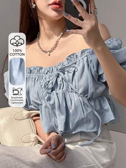 DAZY Blusa de mujer con hombros descubiertos, manga corta y volante en el bajo