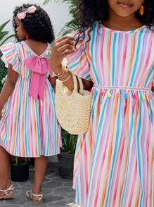 SHEIN Frühlings-/Sommer-Kleid für Tween Mädchen, stylisch mit Blume Muster, Rüschenärmeln, V-Ausschnitt, Farbblockstreifen und Schleife am Rücken, geeignet für Urlaub, Party, Alltag, Hochzeit