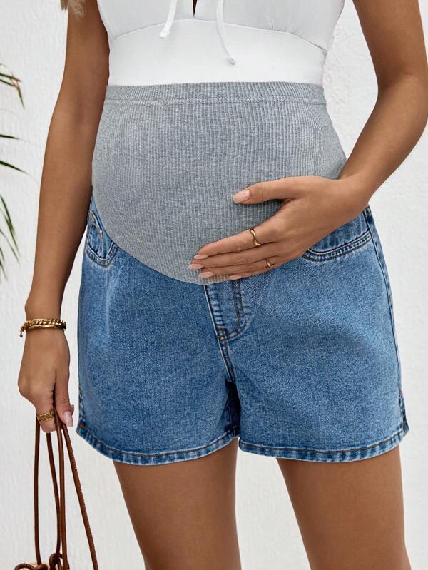 SHEIN Pantalones cortos de embarazo de mezclilla de tiro alto con bloques de color