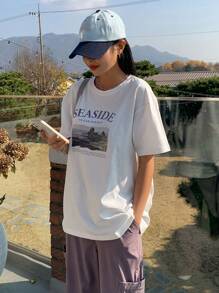 DAZY Camiseta oversize con gráfico de paisaje y eslogan, cuello caído
