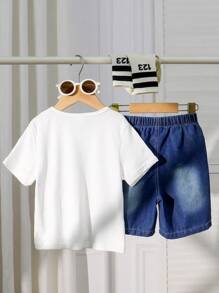 SHEIN 2 件装年轻男孩夏季服装，白色短袖针织 T 恤，带图形徽标印花圆领，搭配破洞牛仔休闲短裤，适合度假、运动、郊游、学校、节日 - 白色 - 查看 2
