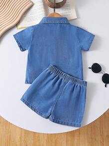 SHEIN Playful Pals Bộ đồ denim xanh mùa hè cho bé trai, áo cardigan tay ngắn ve thời trang kết hợp với quần short, phong cách thường ngày, dáng rộng, thích hợp cho các buổi đi chơi, giải trí tại nhà, thể thao hàng ngày, sự kiện tiệc tùng - Màu xanh nhạt - Xem 2