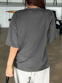 DAZY Camiseta holgada de manga corta con bordado de letra y hombros caídos, camiseta sobredimensionada - Gris Oscuro - Ver 2