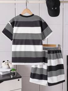 2pcs Set Tween Boy Casual Simple Brother Pattern Digital Print Round Neck Short Sleeve Outfit, Blue & White Stripe Design On Top & Shorts Are Coordinated For A Fashionable Look. This Outfit Features Blue & White Stripe Elements To Add Street Style For Summer