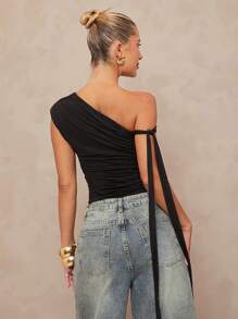 SHEIN x Lina Lumalex 不对称肩部蝴蝶金属装饰褶饰修身女式衬衫 - 黑色 - 查看 3