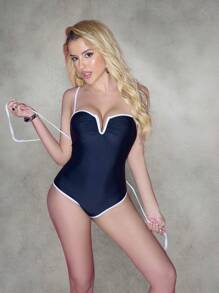 SHEIN Swim قطعة واحدة من ملابس السباحة ذات لون أحادي بقصة رقبة على شكل V وفتحة، موديل جديد مناسب للشاطئ والتجمعات والأنشطة الخارجية