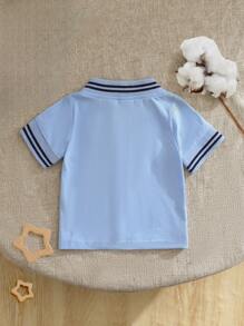 SHEIN Playful Pals 100% 纯棉针织短袖 Polo 衫，适合男婴，绅士风格优雅字母刺绣设计，适合休闲穿着、跑步、上学、送礼 - 春夏系列，适合户外使用 - 藍色 - 查看 2