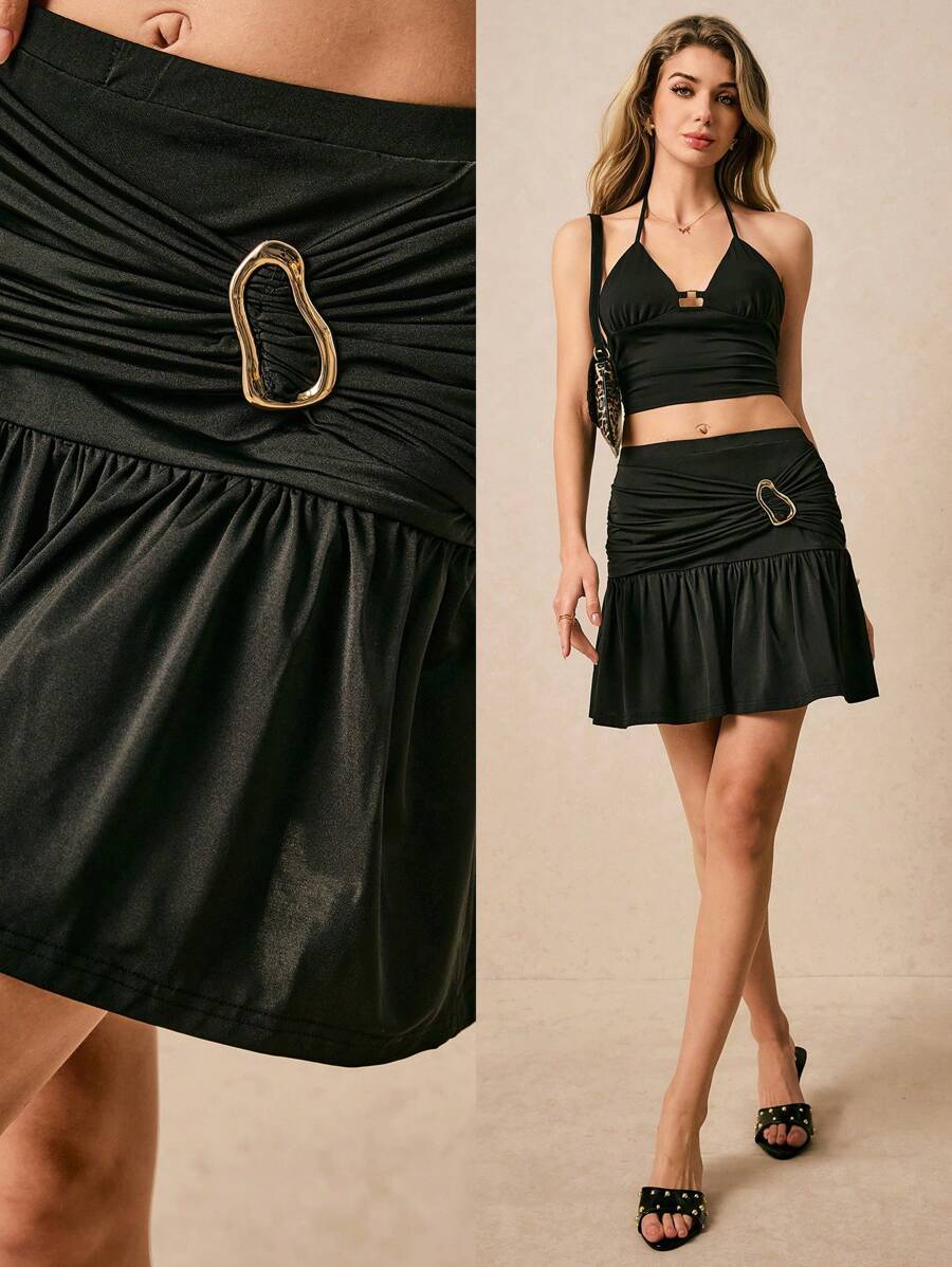 Poéselle Jupe mini plissée noire chic avec détail de boucle unique, idéale pour une soirée élégante. Jupe plissée pour femmes, jupe mini noire, jupe décontractée élégante, mode d'été chic pour femmes, jupe d'été pour femmes, jupe petite pour femmes - Noir - Voir 1