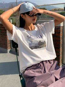DAZY Camiseta oversize con gráfico de paisaje y eslogan, cuello caído
