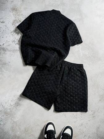 Manfinity Hypemode Conjunto de camiseta de manga corta y pantalones cortos de estilo casual diario para hombres, inspirado en INS, con cuello alto y textura jacquard de cielo nocturno. Su acabado brillante y cierre de botones lo hacen perfecto para festivales de música, vacaciones en la playa de Hawái y uso diario. También es un gran regalo para un novio o esposo. Conjunto de pantalones cortos para hombres, conjunto de dos piezas para hombres, conjunto de camisa de manga corta y pantalones cortos con textura de lámina de plata para hombres, conjunto de dos piezas para hombres